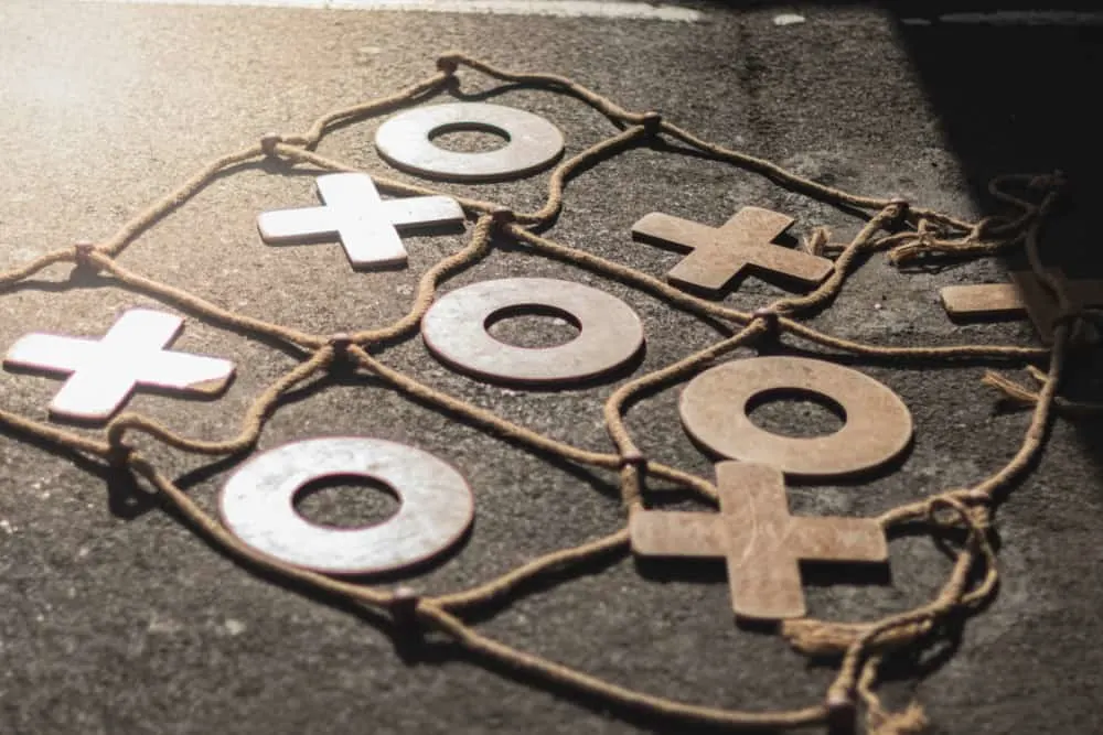 Game of tic tac toe, large, made of wood and ropes twister