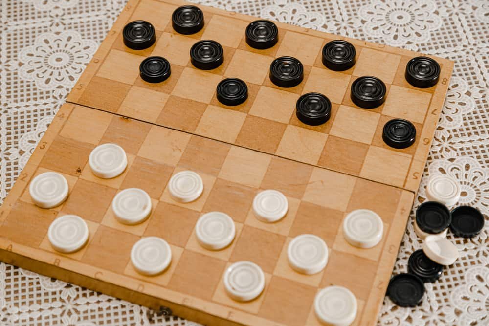 How To Win At Checkers Draughts Tips Strategies For Beginners Gamesver