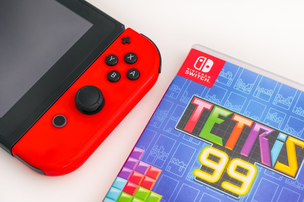 Tetris 99 video game box and Nintendo Switch
