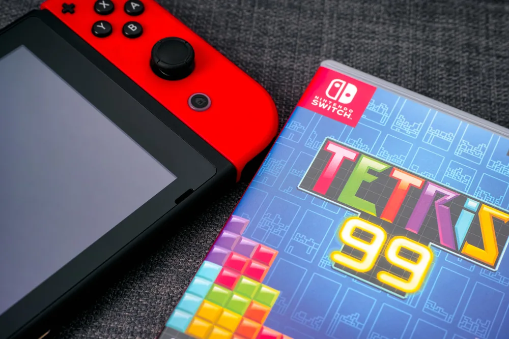 Tetris 99 video game box and Nintendo Switch